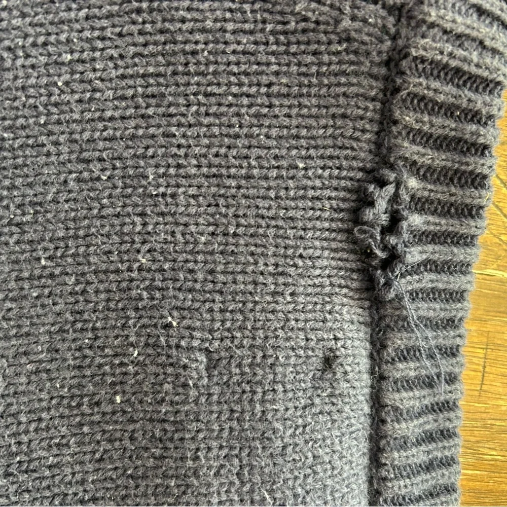 Y2K Men's Tommy Hilfiger Navy Blue Sweater with Gray Stripe‎ Size Large